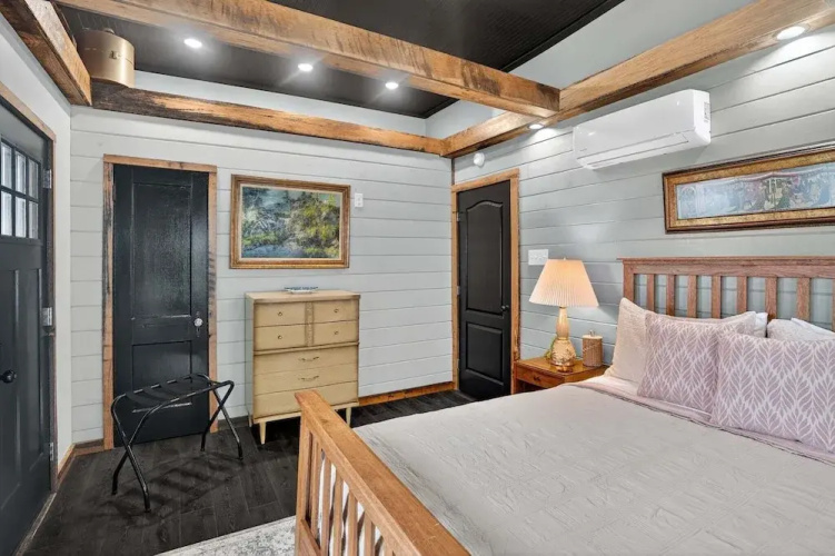 Stylish Retro Stay, Columbia House Unit D 1 Bedroom Apts
