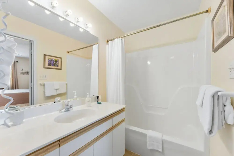Take A Holiday 2 Bedroom Condo by RedAwning