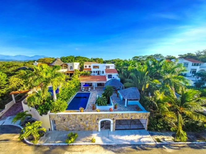 6 Bedrooms Villa