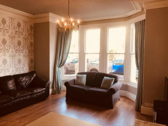 7 Llewelyn Avenue