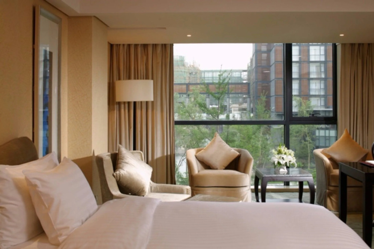 The Lakeview Hotel