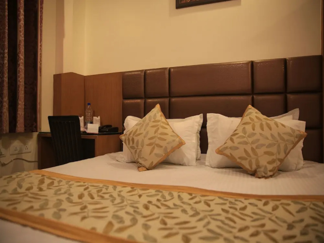 OYO 4300 Hotel The Royal Placid