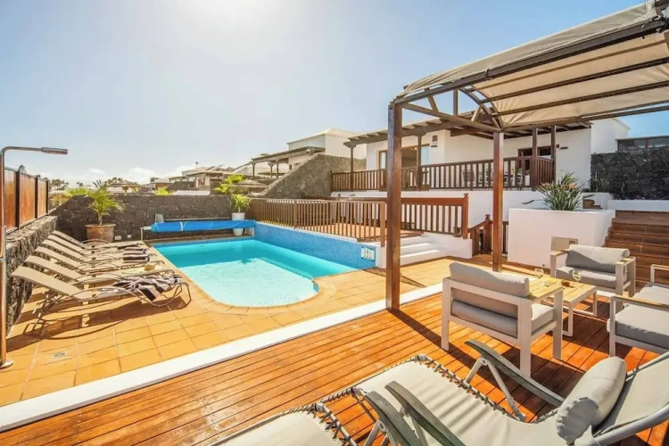 4 Bedrooms Villa