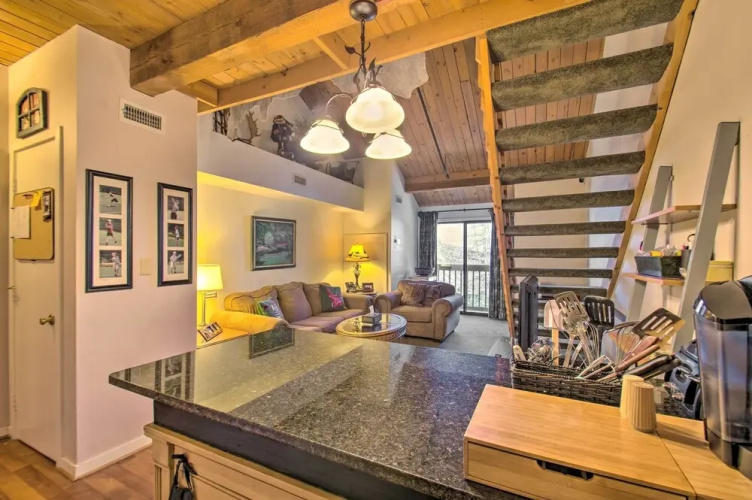 Snug Wintergreen Resort Studio: Ski In & Out!