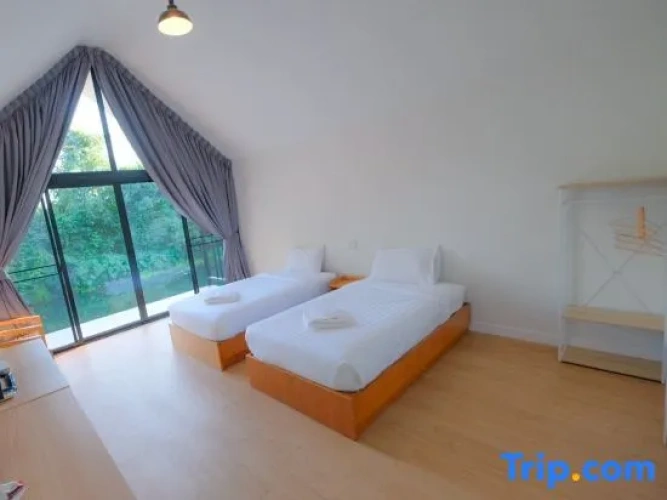 Standard Twin room with lake view