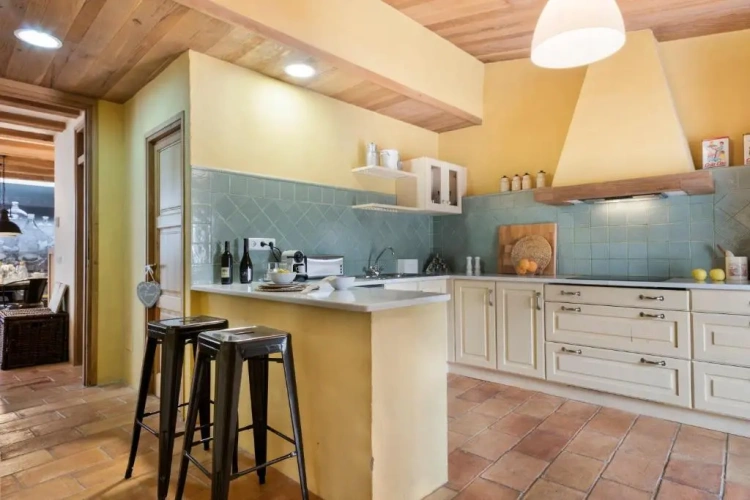 5 Bedrooms Cottage