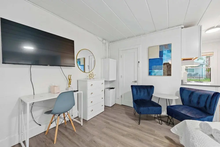 Chic City Retreat 93G