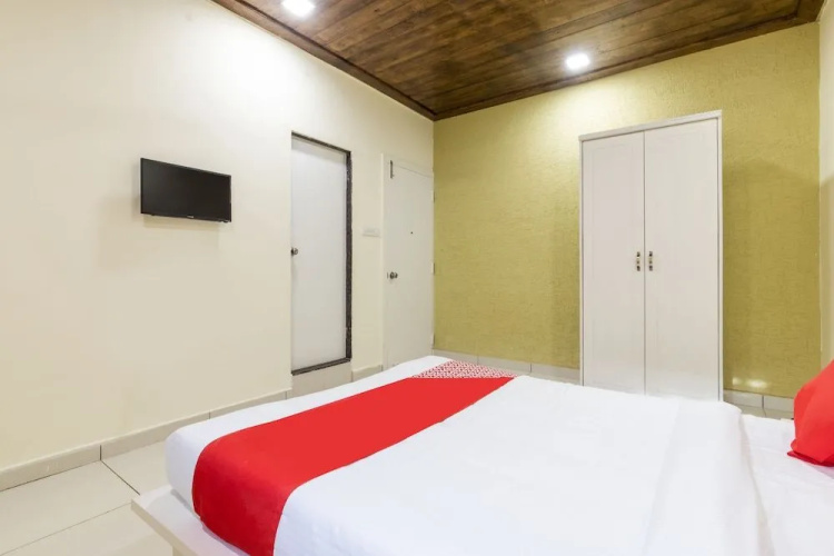 Oyo 27653 Savoy Suites