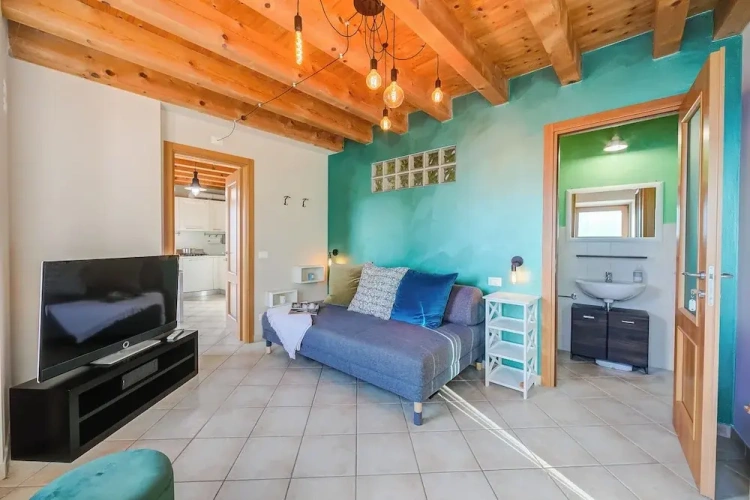 3 Bedrooms Family Cottage with lake view