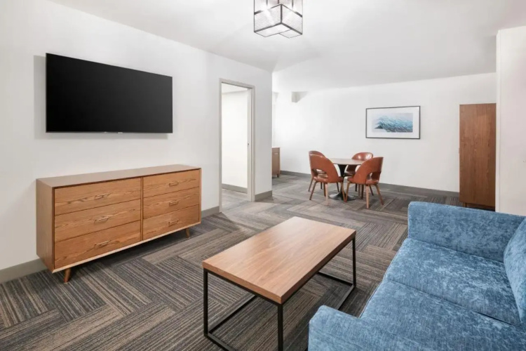 Radisson Hotel & Suites