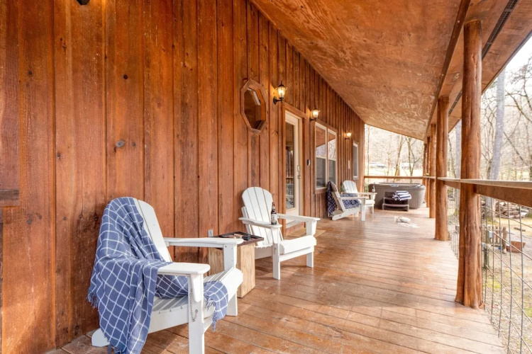 Ashberry by Avantstay Large Cabin Surrounded in Pine Tree w/ River Views & Game Room
