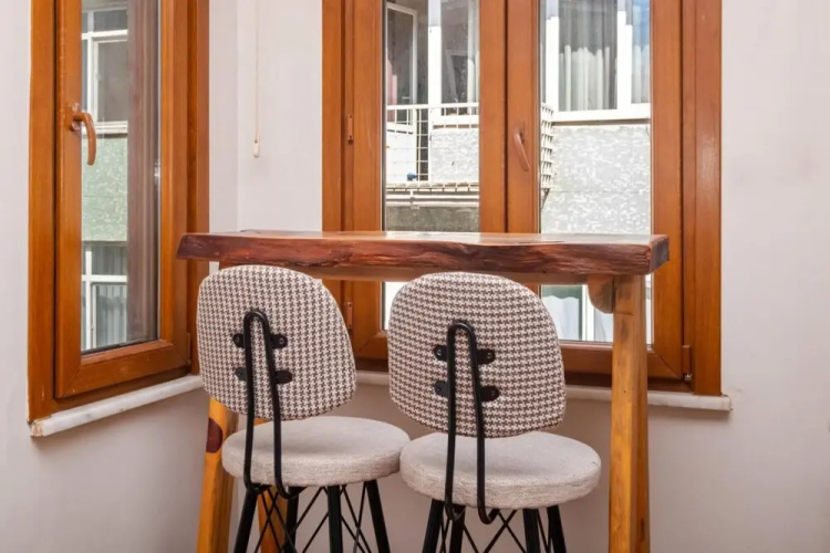 Authentic Central Flat With Bay Window in Besiktas