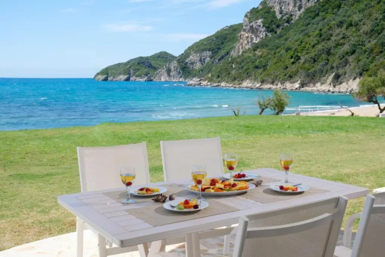 Armikes Beachfront Suites Afionas