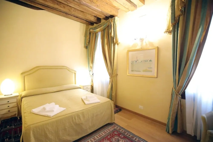 Standard Triple room with canal view