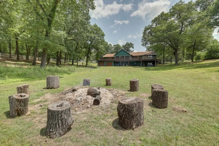 Dock & Pool Access: Lakefront Grove Home!
