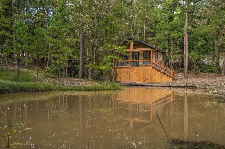 Romantic Broken Bow Cabin w/ Jacuzzi & Fire Pit!