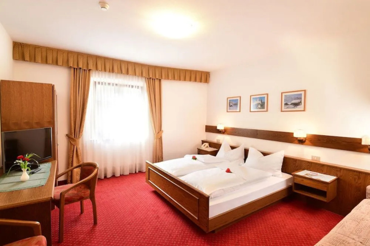 River Hotel Post