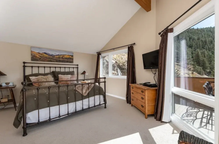 The Cedars Luxury At Windcliff 5 Bedroom Home by RedAwning