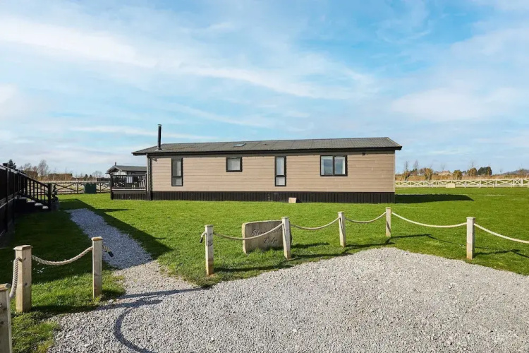 Host Stay Stan Hollis Lodge