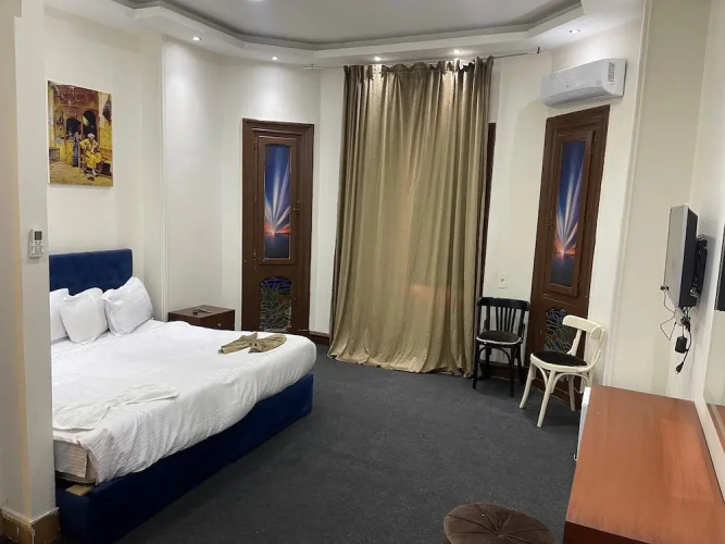 Motel 5 Square
