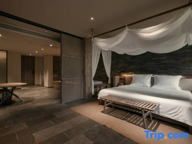 Suite with balcony and with river view