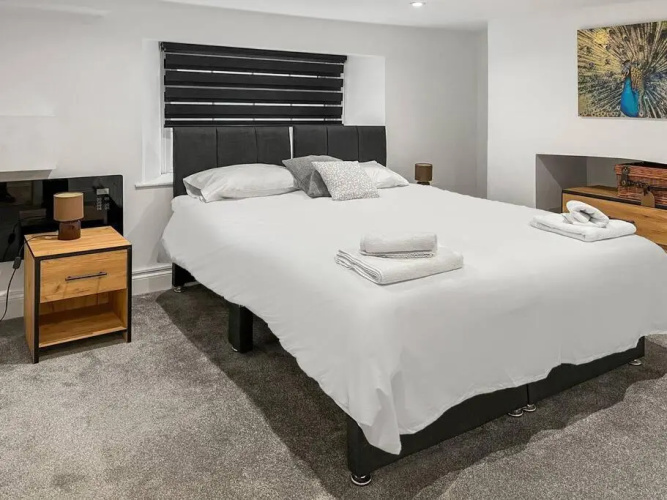 Bright and spacious 1-BDR flat w/ free parking