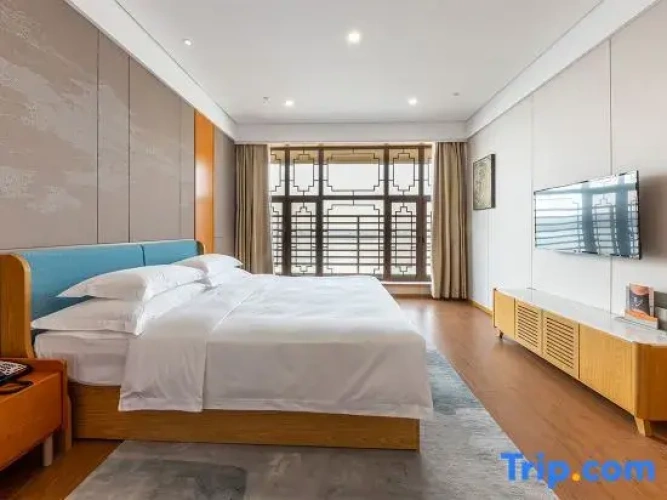 Suite with lake view