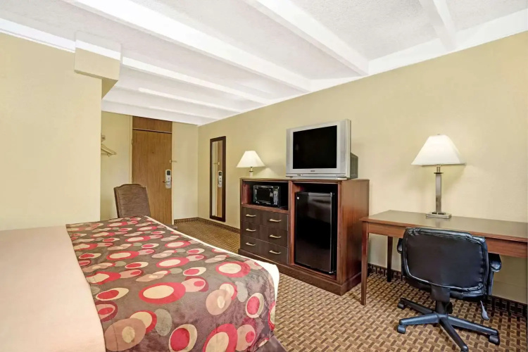 Days Inn by Wyndham Bloomington West