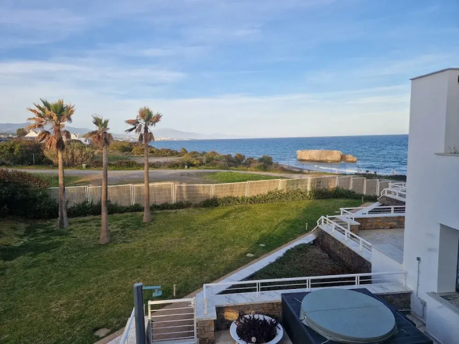 Captivating 2-bed Apartment First Line Beach