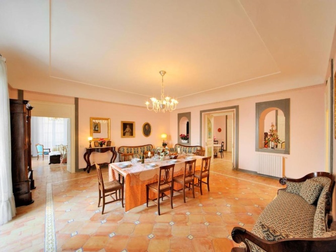4 Bedrooms Apartment
