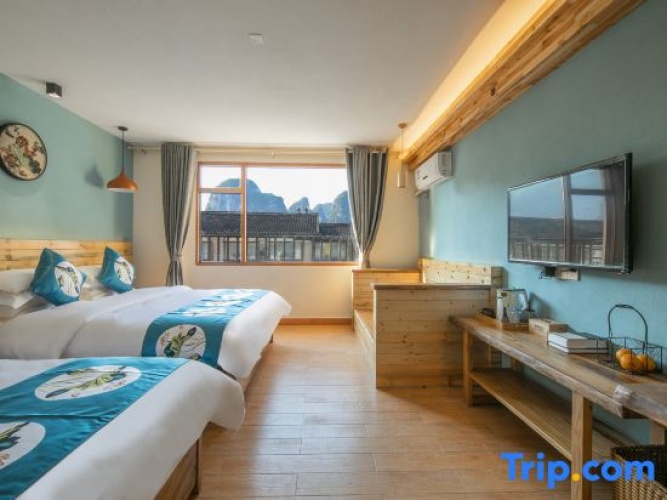 Standard Family room with street view