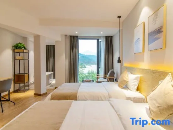 Standard Twin room with river view