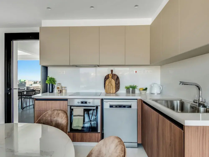 Sanders Elgio - Precious 3-bdr Apt With Balcony
