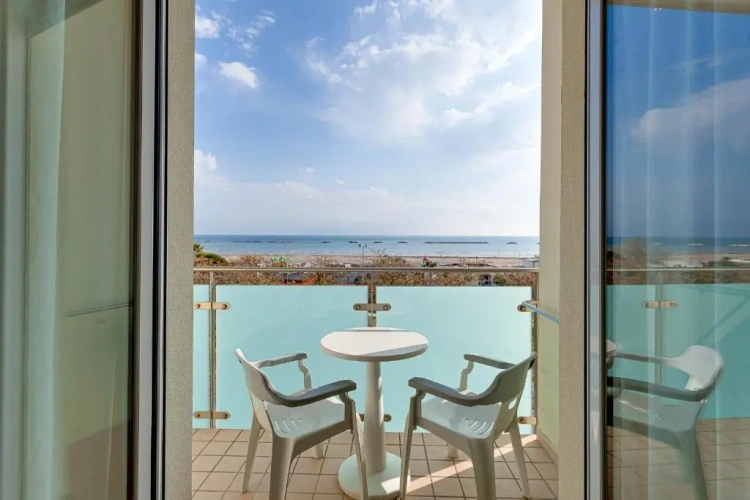 Standard Triple room with sea view