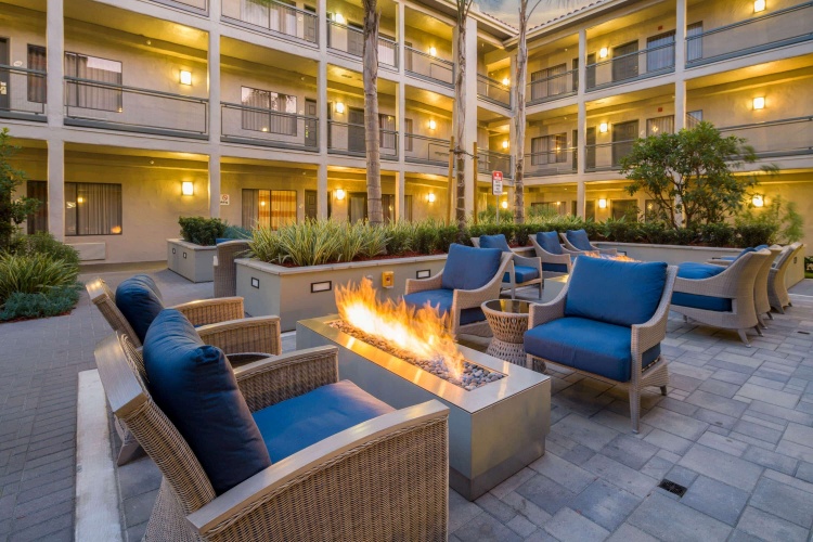 La Quinta Inn & Suites by Wyndham Orange County Airport photo 19