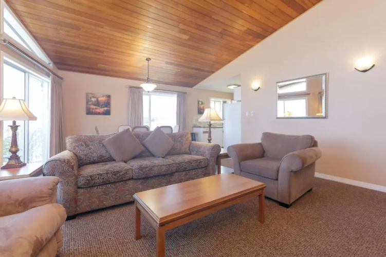 The Cedarwood Inn & Suites