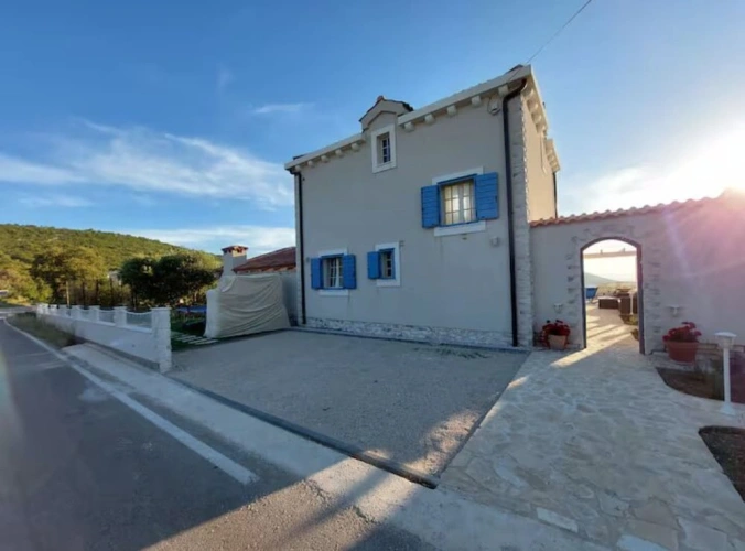 4 Bedrooms Cottage with balcony