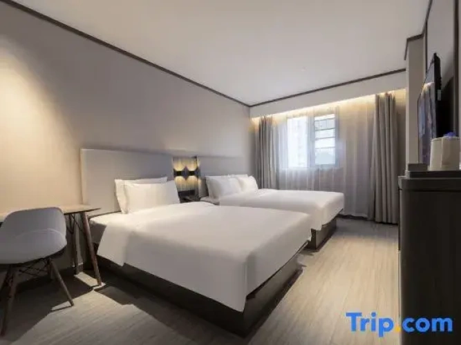 Standard Twin room with street view