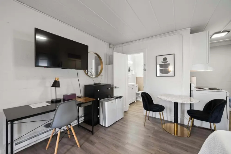 Chic City Retreat 97 Sleeps 2!