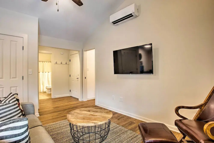 Walk to Main Street Eats: Remodeled Saluda Apt