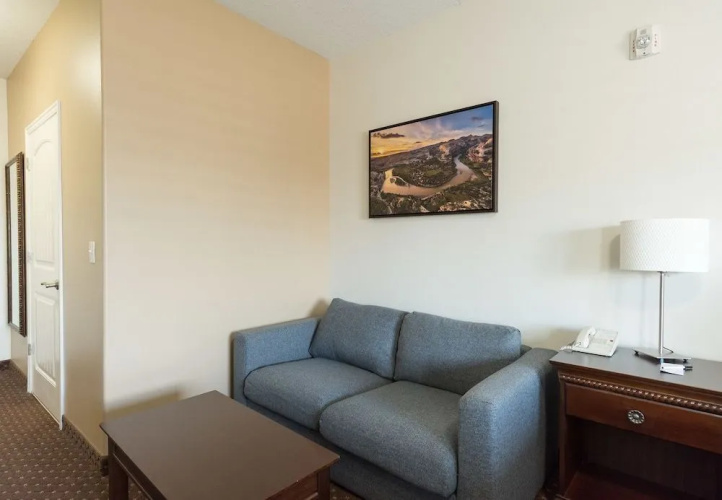 The Landmark Inn & Suites