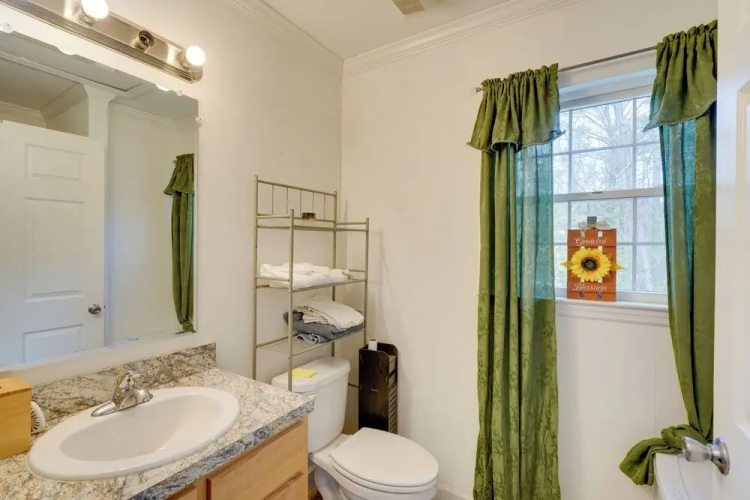 2 Mi to South Boston Speedway: Cozy Tiny Home!