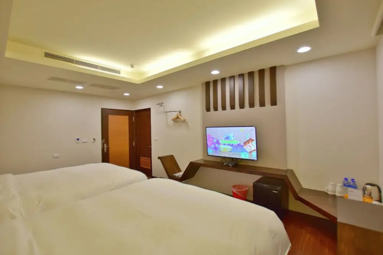 Ruocing Hot Spring Hotel