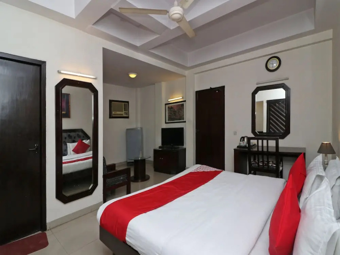 OYO 14837 Hotel Uberoi Anand