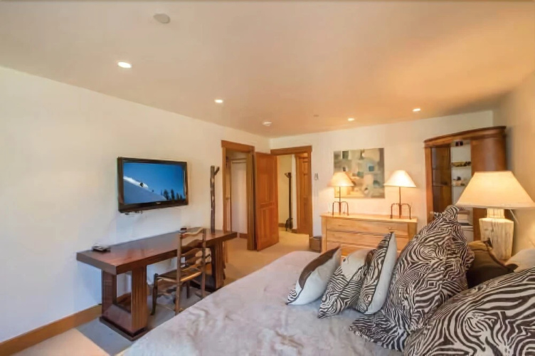 4-Bedroom 4-Bath ski-in/ski-out Condo in Vail