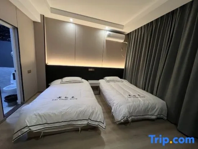 Standard Double room with street view