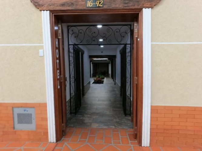 Hotel Colonial A 100 Mts De La Basilica - Buga