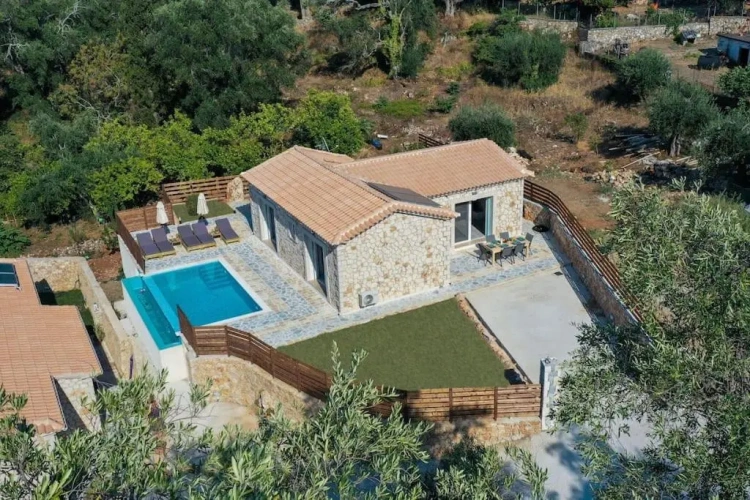 2 Bedrooms Villa