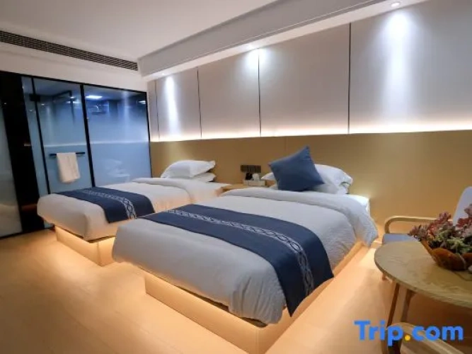 2 Bedrooms Suite with mountain view
