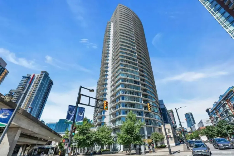 Spacious DT 2-BDR High-rise with view, pool, gym